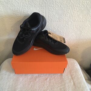 NIB Nike Revolution 7 (GS) Sneakers Kids Youth Size 2Y Black Anthracite